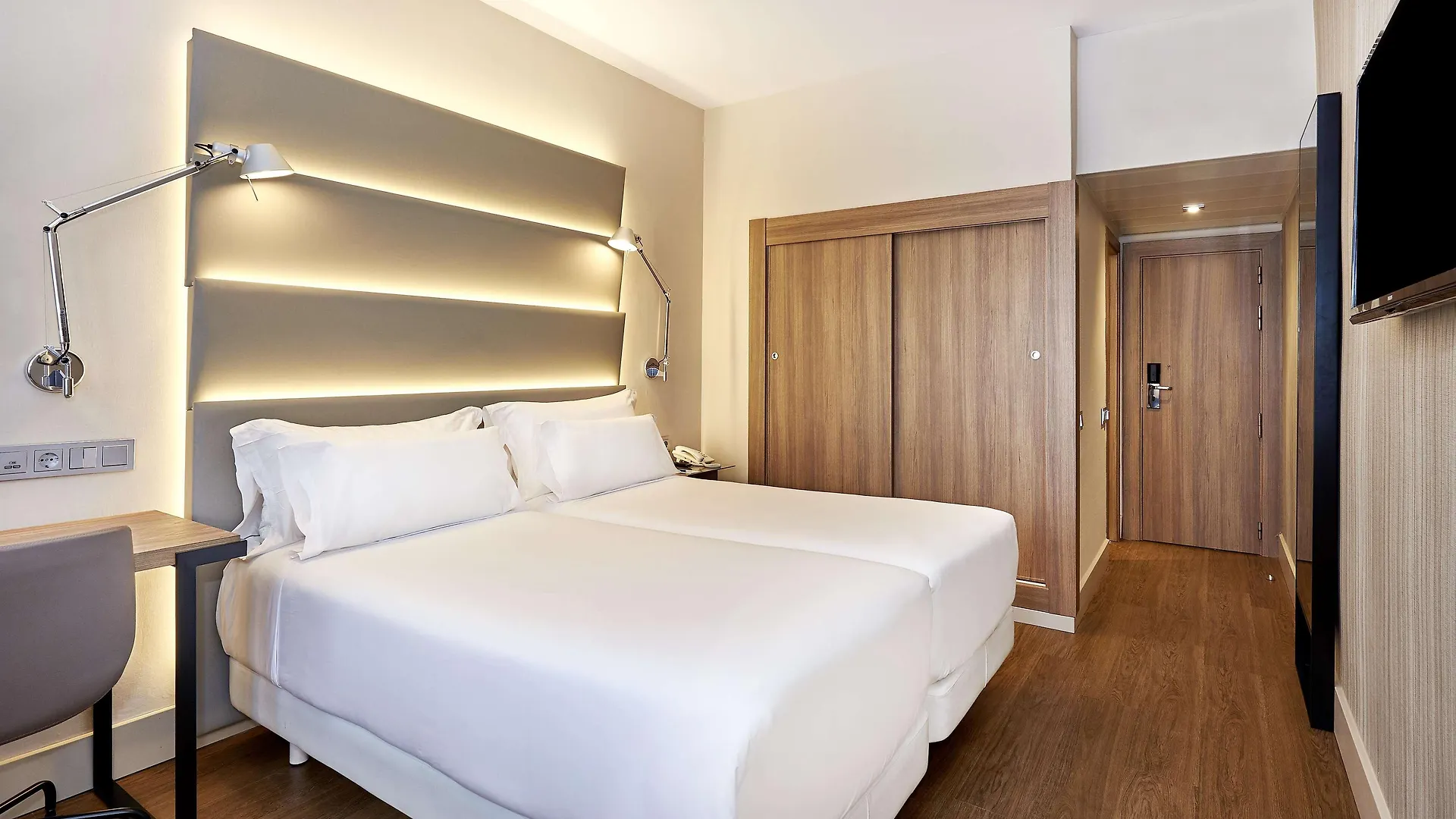 Nh Sants Barcelona Hotel 4*,