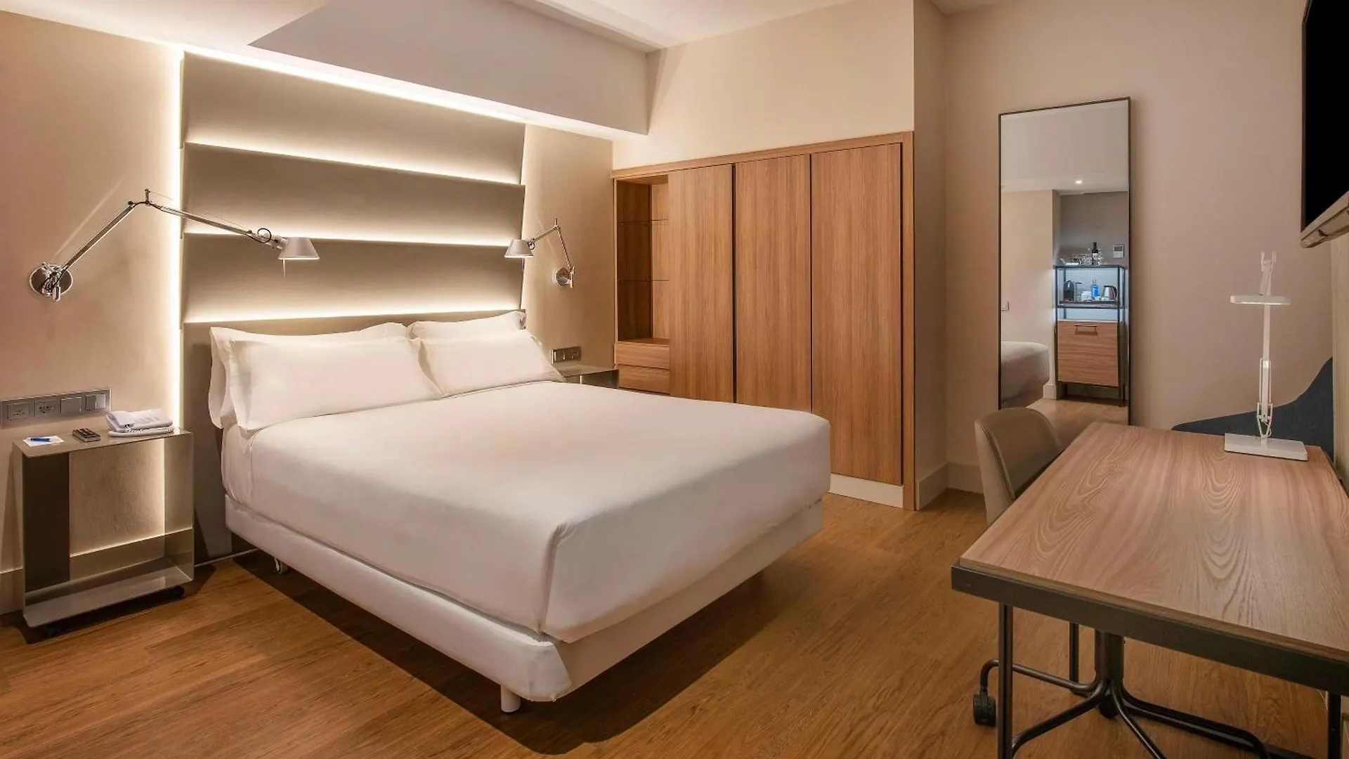 Nh Sants Barcelona Otel 4*,